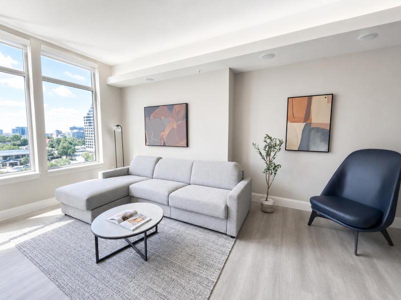 Level Dallas Uptown - image 3