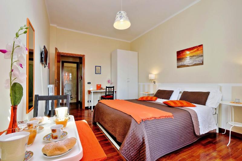Deluxe Double Room with Private Bathroom image 4