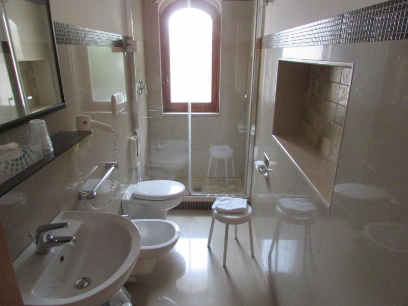 Twin Room image 2