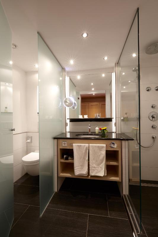 Double Room with Balcony image 3