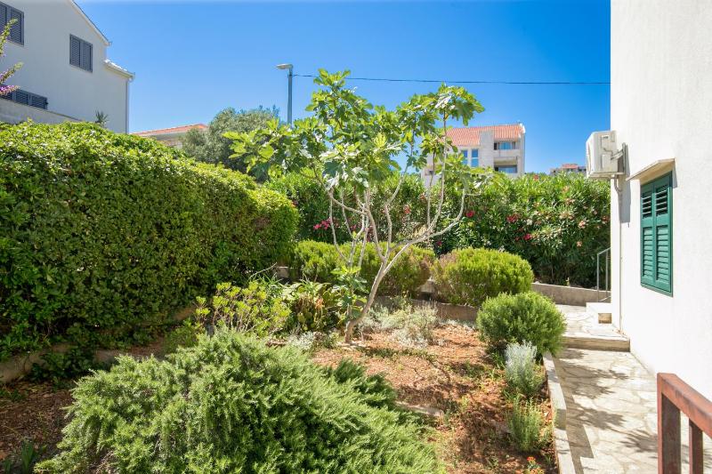 Apartments with parking space Supetar Brac - 27508 - image 2