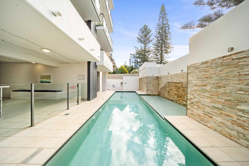 Palm & Tide Retreat - Kings Beach Pool & BBQ - image 3