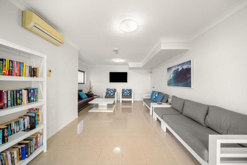 Palm & Tide Retreat - Kings Beach Pool & BBQ - image 7