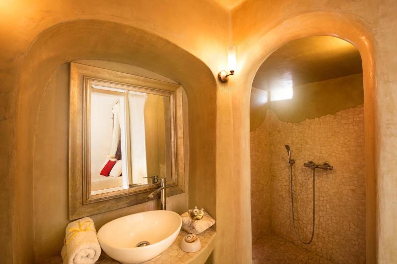 Studio with Private Rooftop Terrace and Caldera View image 4