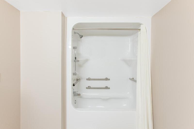 King Room - Disability Access - Non-Smoking image 2