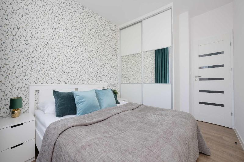 Comfortable Apartment with Balcony in Warsaw Near Chopin Airport by Noclegi Renters - image 14