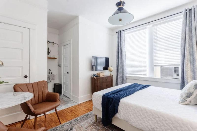 Chic Studio Apartment on Oglethorpe Square - image 31