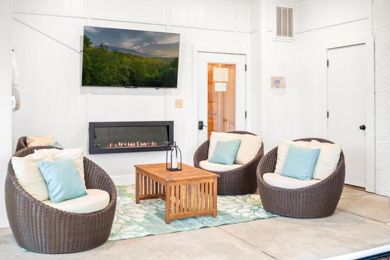 Family Cabin Private Indoor Pool Hot Tub Views Arcades EV - 5 Min to Pkwy - image 39