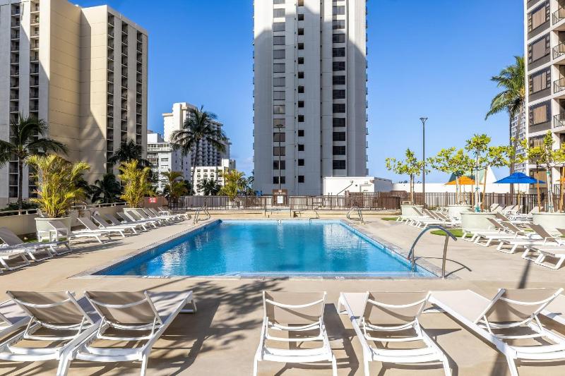 21st Floor Condo With View of Ko'olau Mountains and the Ala Wai Canal condo - image 15