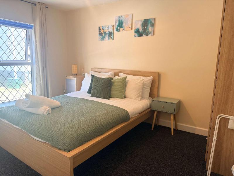 Spacious 5-Bedroom in central Birmingham Garden & Parking - image 2