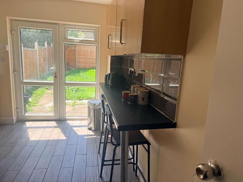 Spacious 5-Bedroom in central Birmingham Garden & Parking - image 4