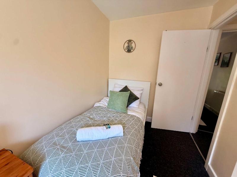 Spacious 5-Bedroom in central Birmingham Garden & Parking - image 12