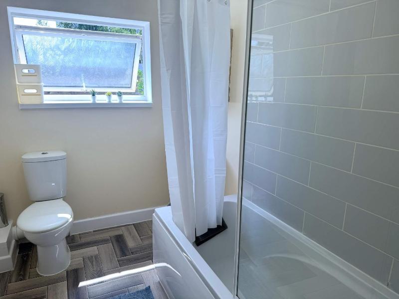 Spacious 5-Bedroom in central Birmingham Garden & Parking - image 11