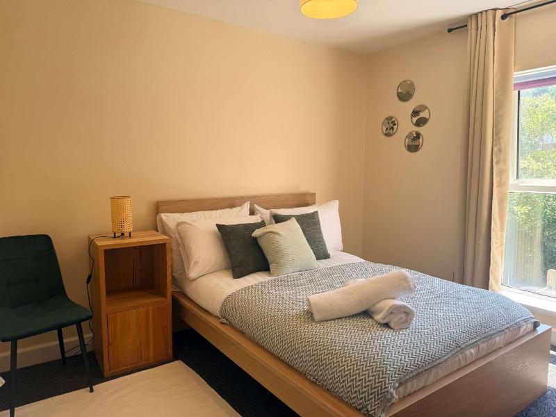 Spacious 5-Bedroom in central Birmingham Garden & Parking - image 3