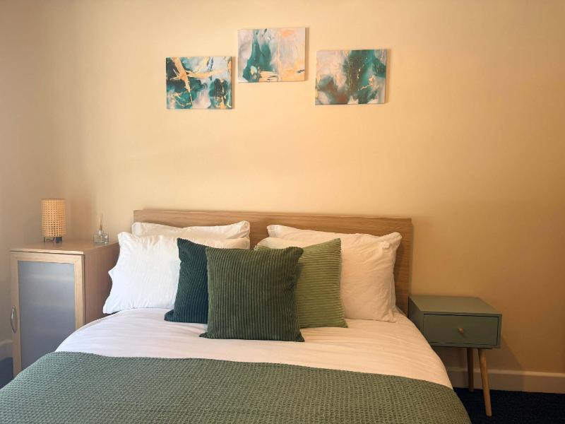 Spacious 5-Bedroom in central Birmingham Garden & Parking - image 6