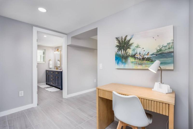 Starfish Contemporary Home - image 21