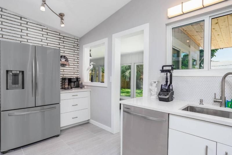 Starfish Contemporary Home - image 42