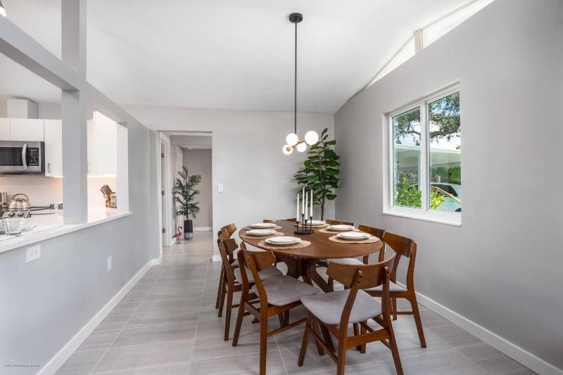 Starfish Contemporary Home - image 15