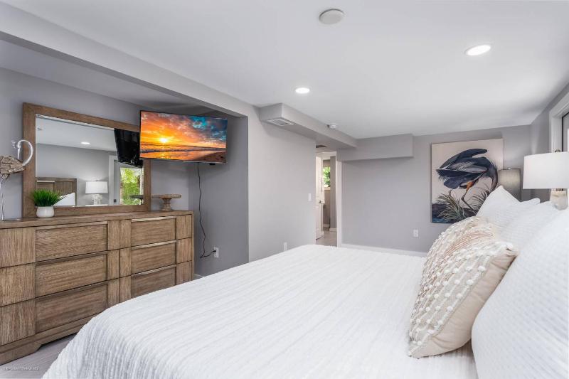 Starfish Contemporary Home - image 34