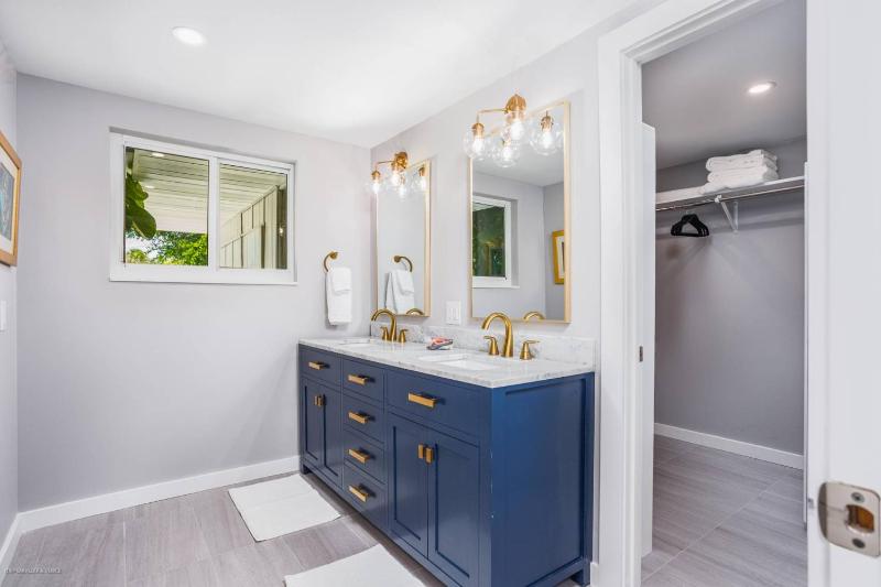 Starfish Contemporary Home - image 6