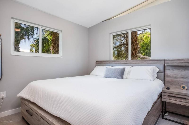 Starfish Contemporary Home - image 10