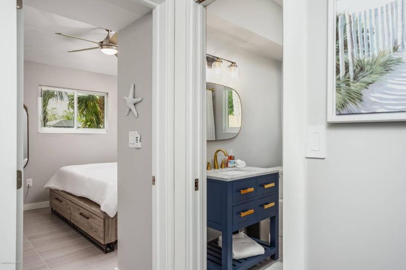 Starfish Contemporary Home - image 4
