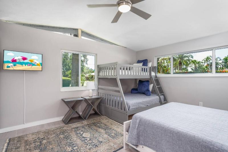 Starfish Contemporary Home - image 20