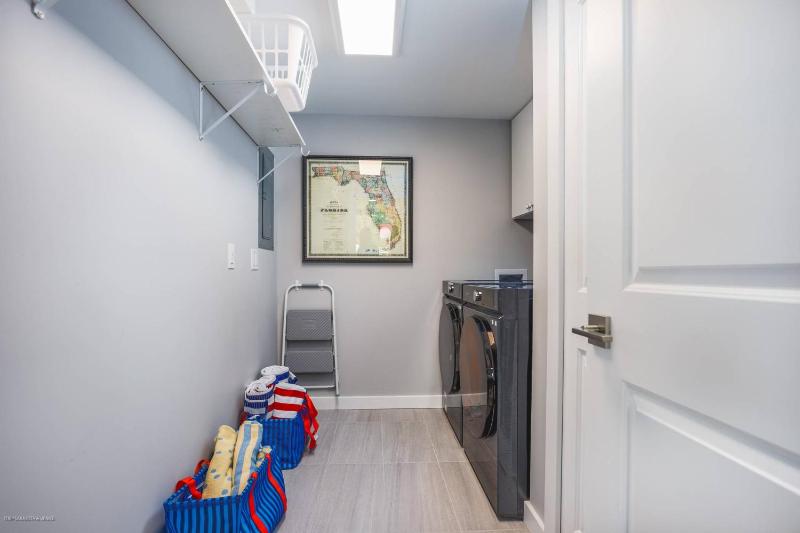 Starfish Contemporary Home - image 32