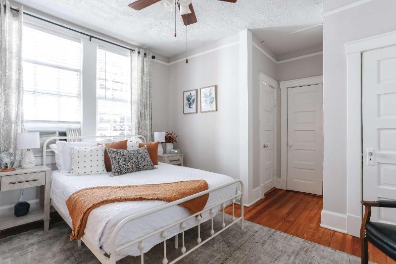 Oglethorpe Square Historic Apt Central & Walkable - image 15