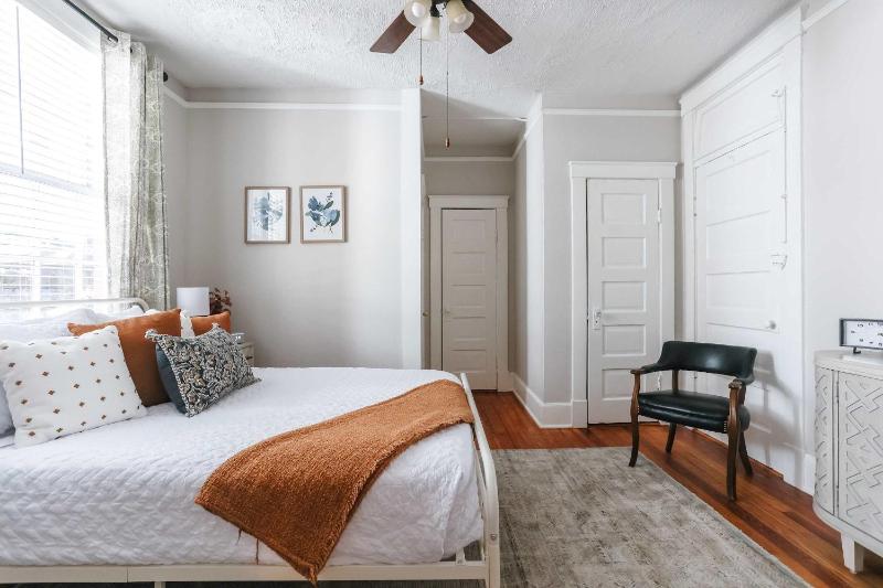 Oglethorpe Square Historic Apt Central & Walkable - image 35