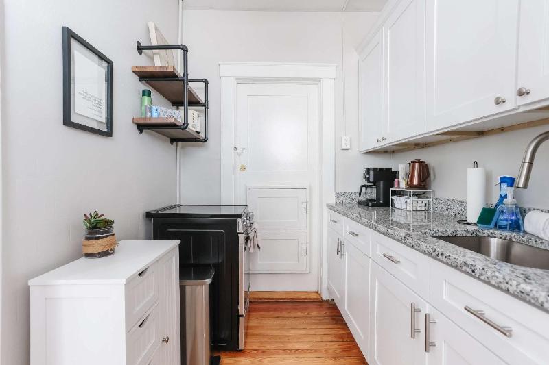 Oglethorpe Square Historic Apt Central & Walkable - image 3