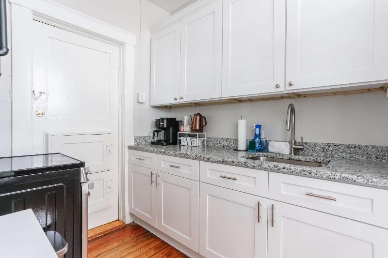 Oglethorpe Square Historic Apt Central & Walkable - image 28