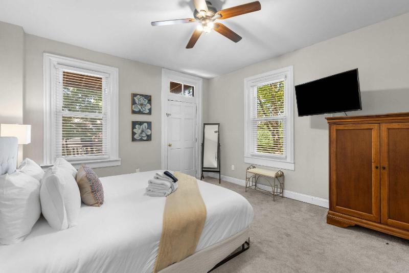 Charming STL Home Near Attractions ABODEbucks - image 4