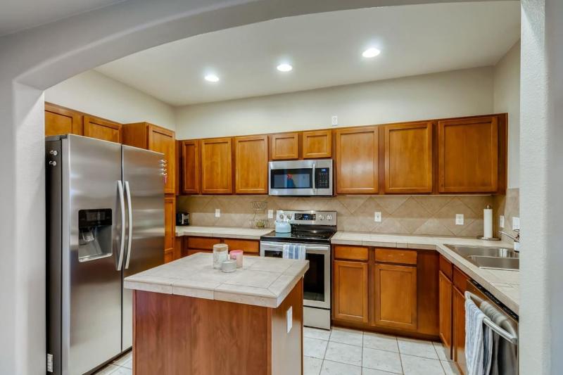 Capital Hill Condo w Balcony Parking Laundry - image 3