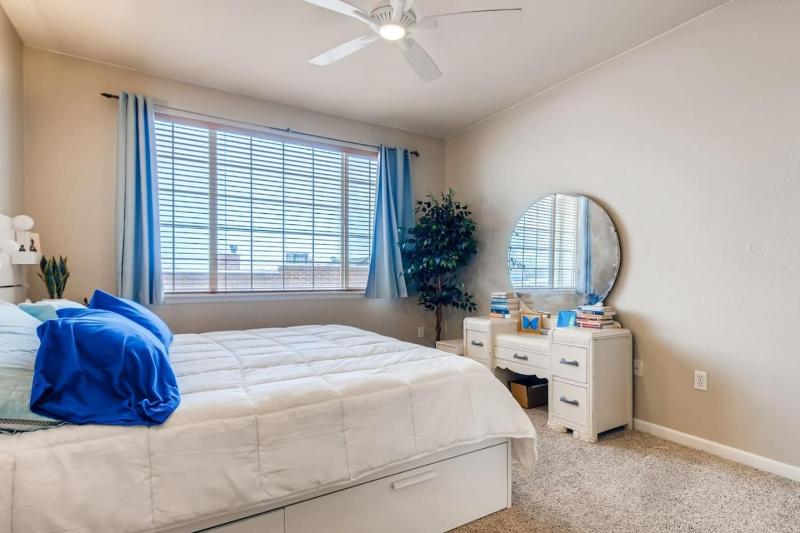 Capital Hill Condo w Balcony Parking Laundry - image 4