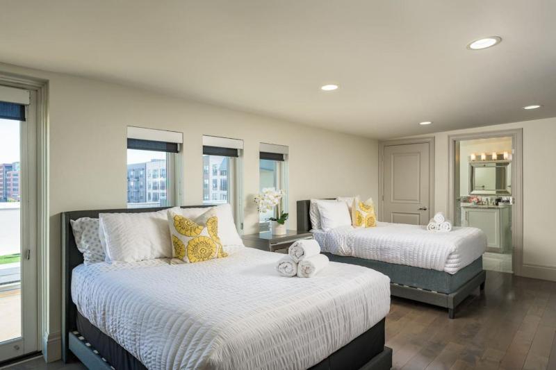 Ultra Luxury Loft I Fireplace I Rooftop I RiNo - image 3