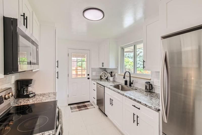Pet Friendly I 3bd I Red Rocks I Belmar I Denver - image 25