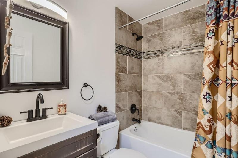 Pet Friendly I 3bd I Red Rocks I Belmar I Denver - image 17