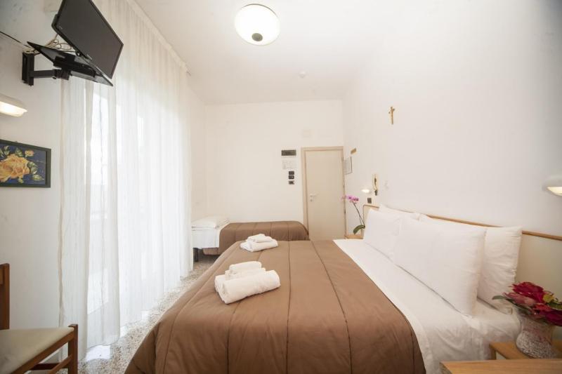Double Room image 4