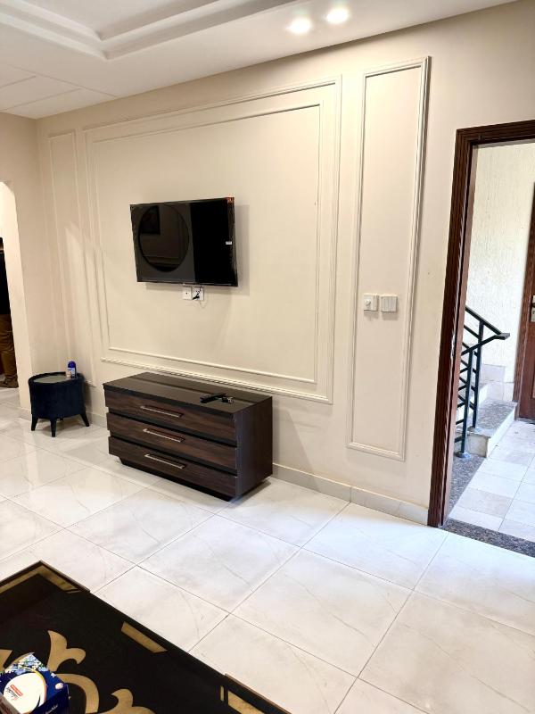 Modern & Luxury 2 Bedroom Apartment with Power Backup - image 10