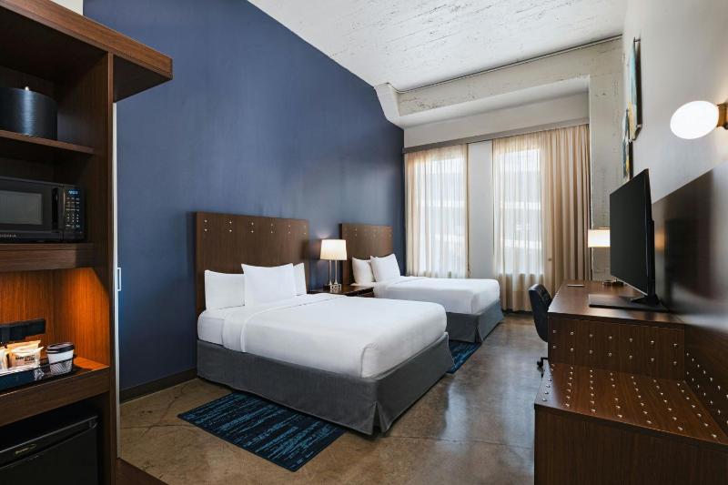 Fairfield Inn & Suites by Marriott Dallas Downtown - image 17