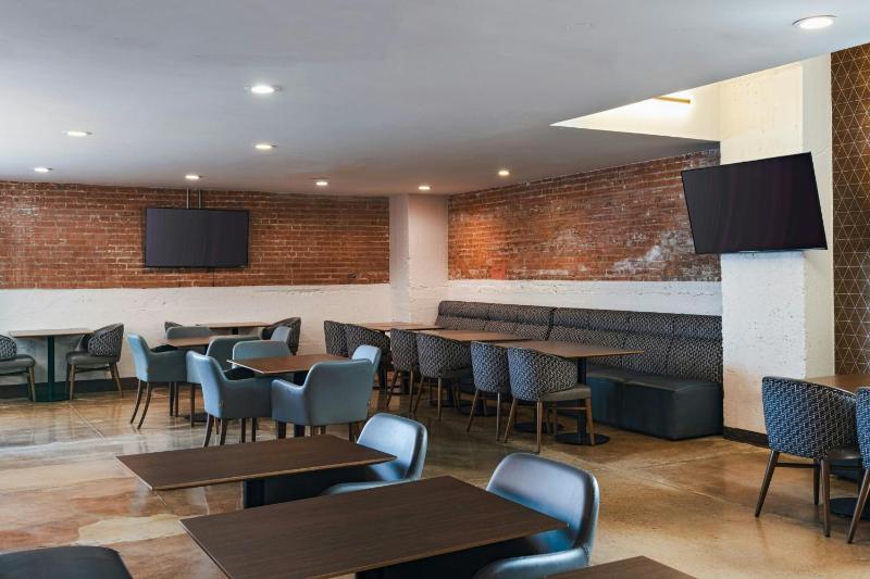 Fairfield Inn & Suites by Marriott Dallas Downtown - image 23
