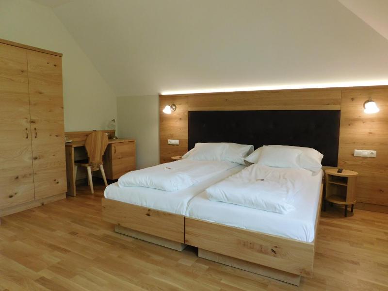 Deluxe Twin Room image 3