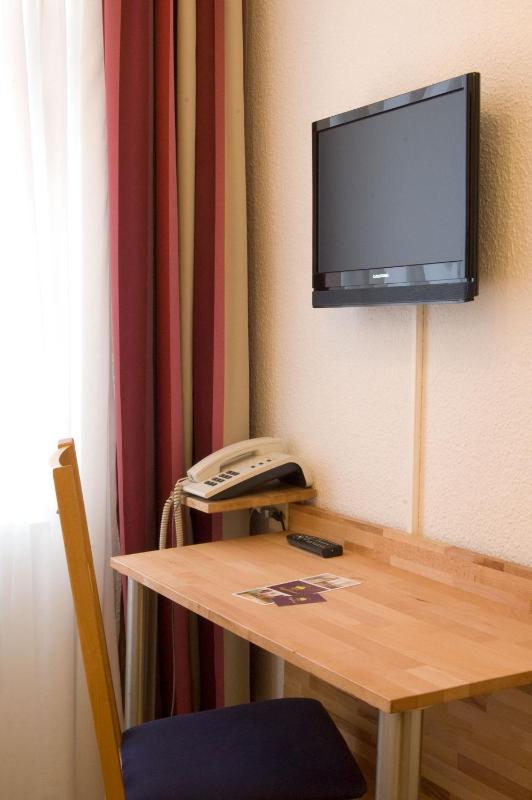 Single Room with Shared Bathroom image 2
