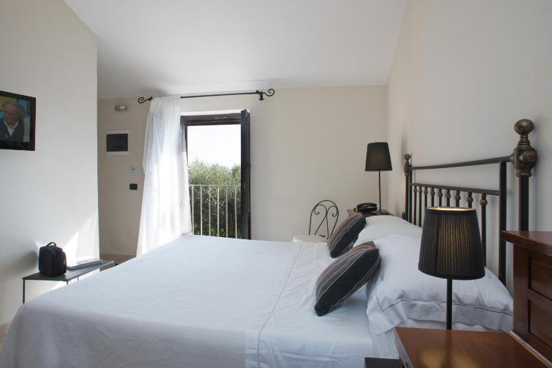 Standard Double Room image 3