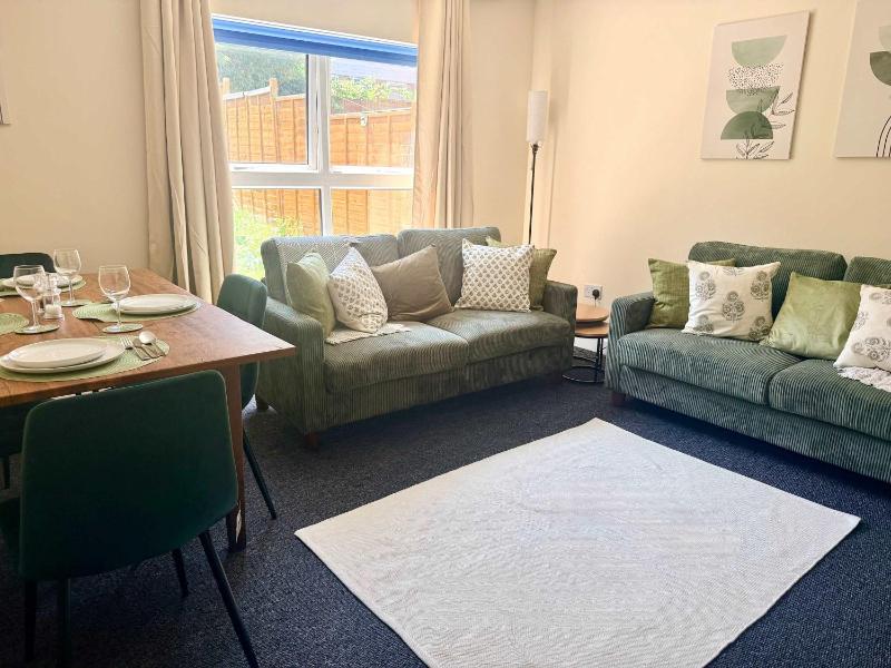 Spacious 5-Bedroom in central Birmingham Garden & Parking - image 1