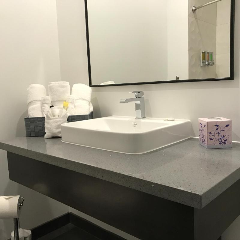 Queen Suite image 3