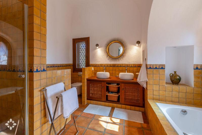 Villa Alhambra Del Portet by Abahana Luxe - image 36