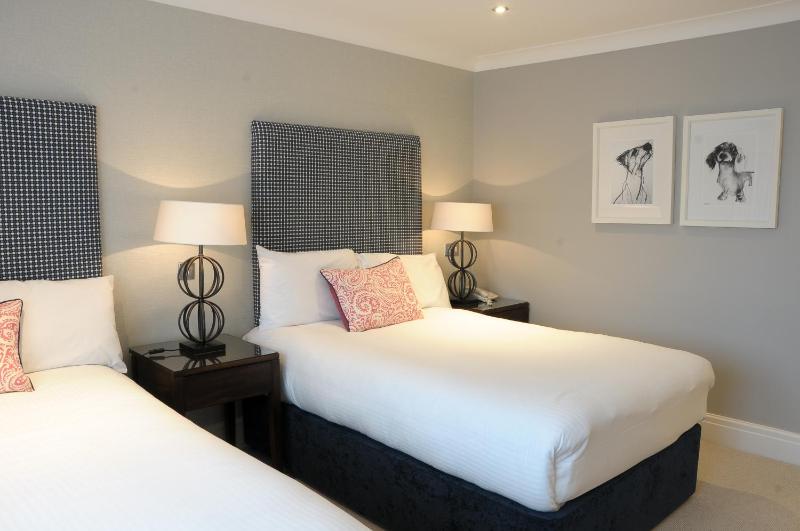 Twin Room image 4