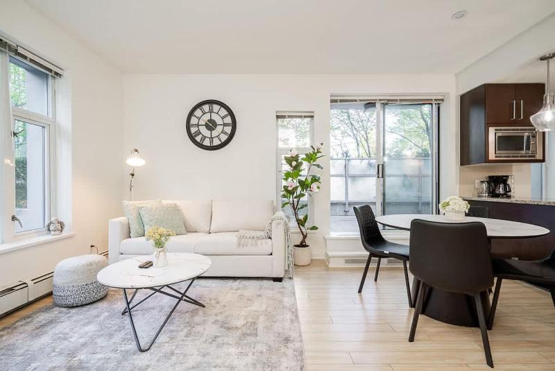 Modern 3BR 4 Beds Prime Downtown Spot - image 1